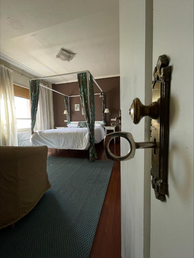 Hostal El Botero Monreal del Campo Exteriör bild